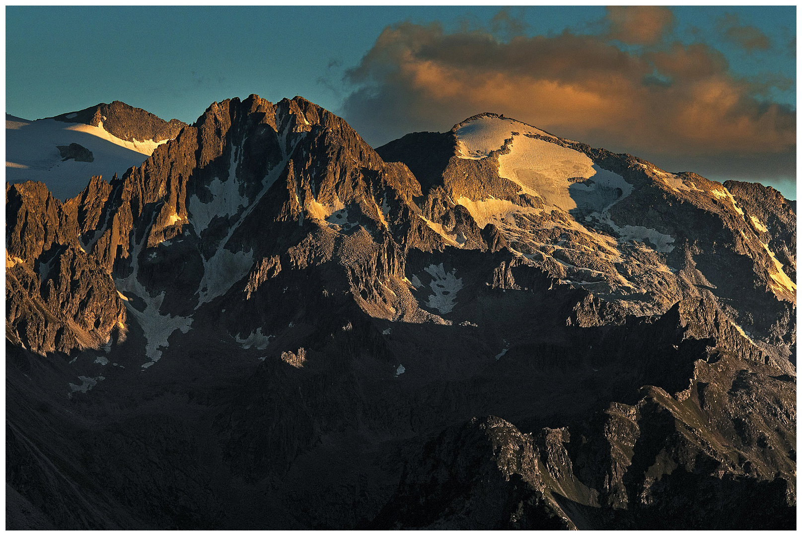 Ultime luci sulla cima Salimmo e sulla Cima Calotta (Agosto 2013)