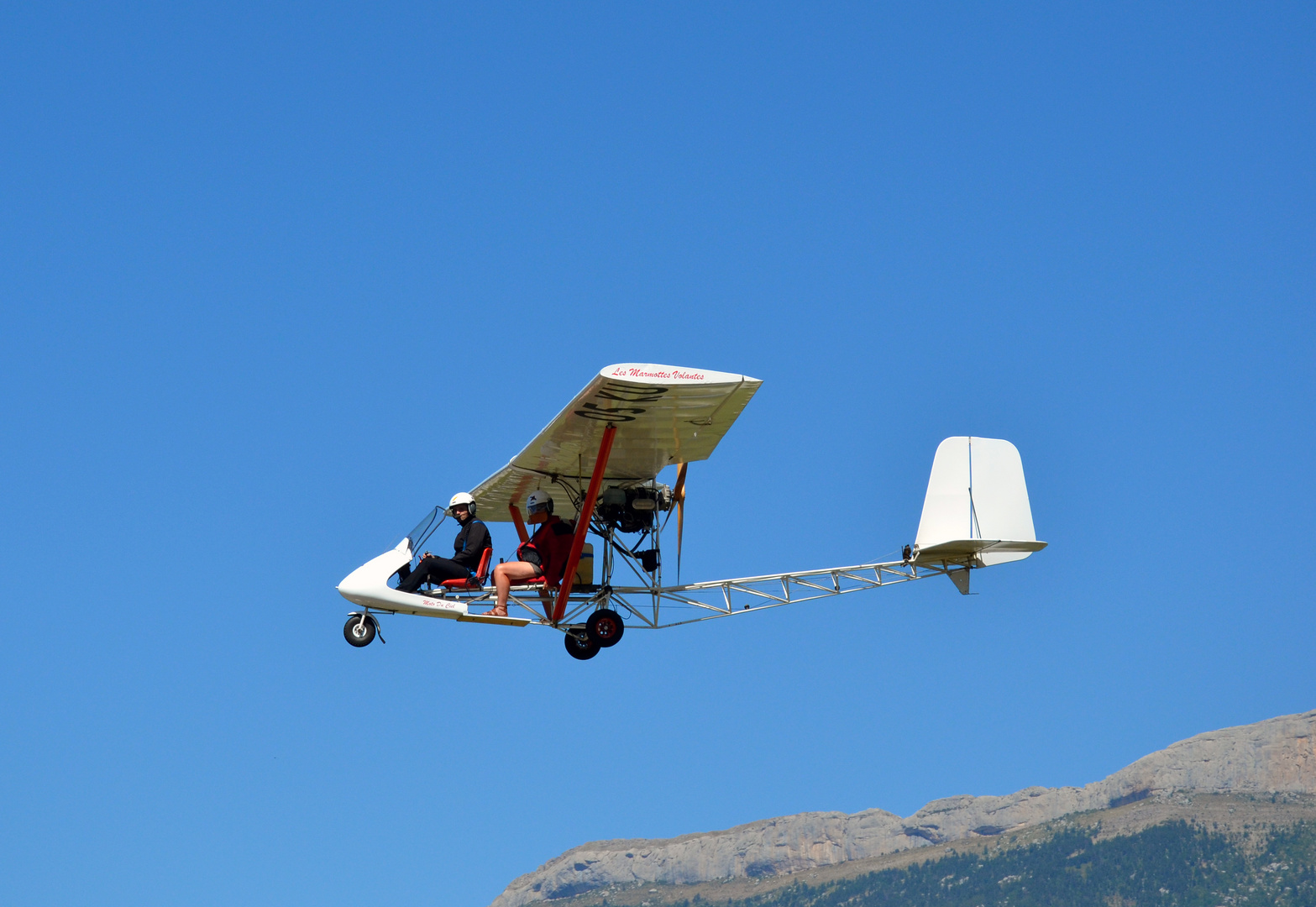 Ultraleicht-Flugzeug im Anflug auf Gap-Tallard