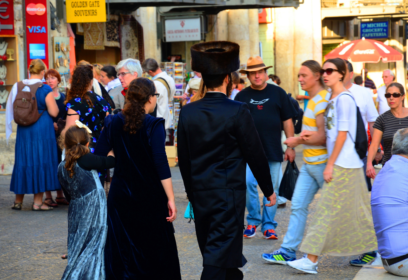 ultraorthodoxe Familie mit Pelzhut bei hochsommerlichen Temperaturen in Jerusalem