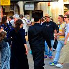 ultraorthodoxe Familie mit Pelzhut bei hochsommerlichen Temperaturen in Jerusalem