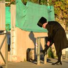 ultraorthodoxer Jude am Sabbatvorabend bei der Korrektur seiner Beinbekleidung auf offener Straße