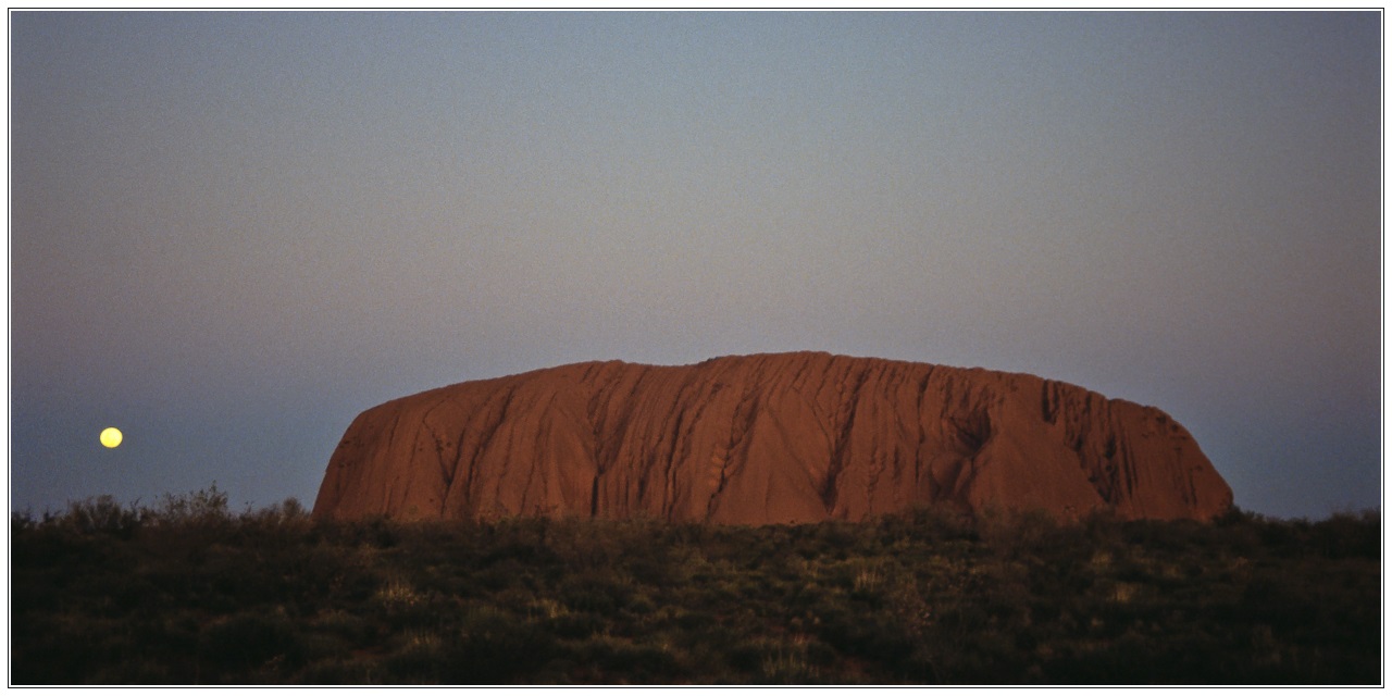 Uluru (Ayers Rock) bei Vollmond zur blauen Stunde