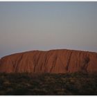 Uluru (Ayers Rock) bei Vollmond zur blauen Stunde