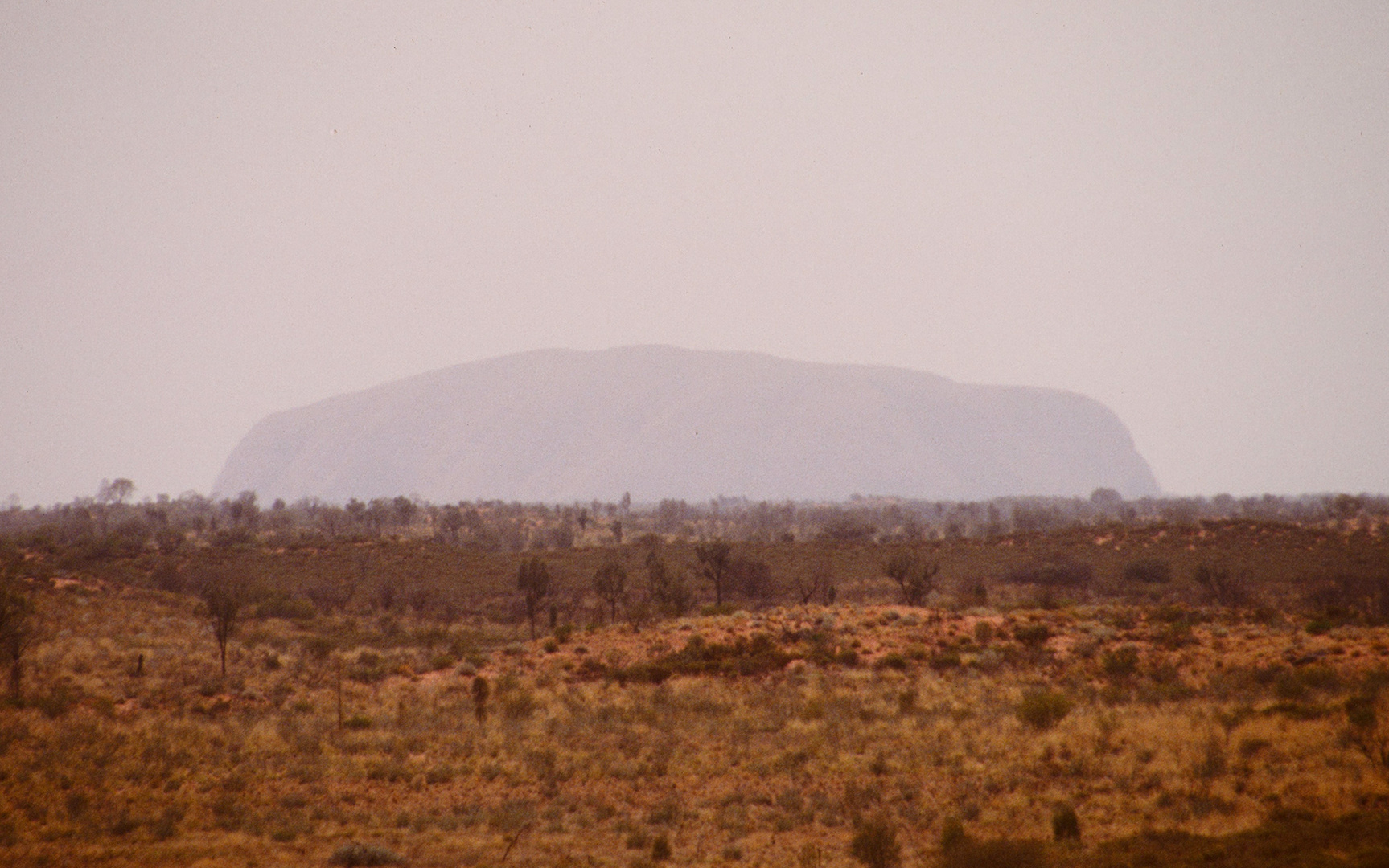 Uluru (Ayers Rock) im Hitzedunst