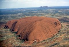 Uluru + Kata Tjuta von oben -diesmal ohne Gegenlicht-
