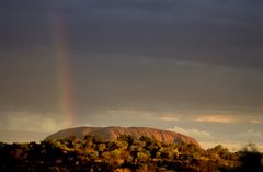 Uluru mit Regenbogen