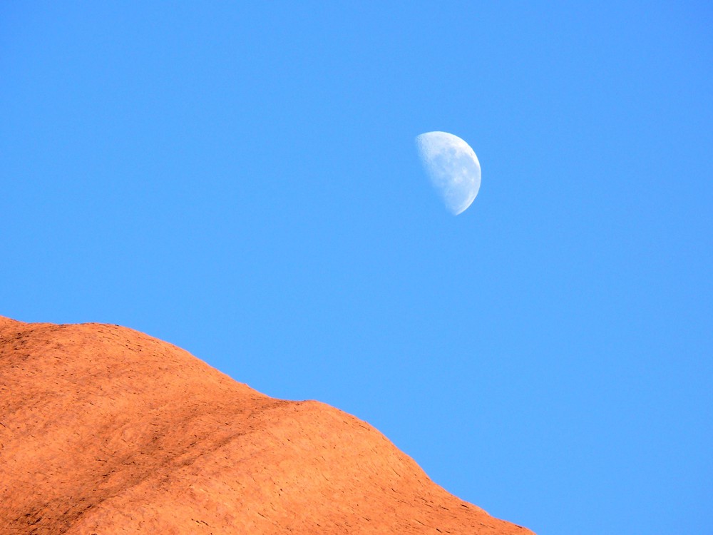 Uluru: Morgendlicher Abschied vom Mond