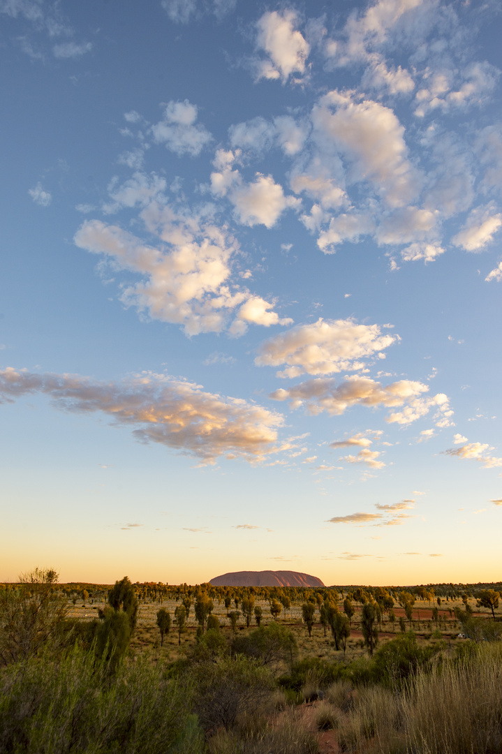 Uluru - Sonnenuntergang mit Wolken