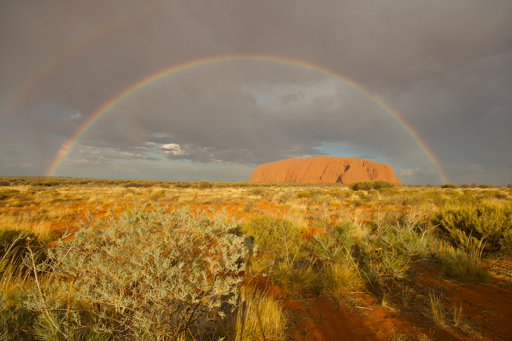 Uluru unter den Regenbögen