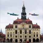 Um 15.11 Uhr: Fliegende Fische passieren das Rathaus Lüneburg