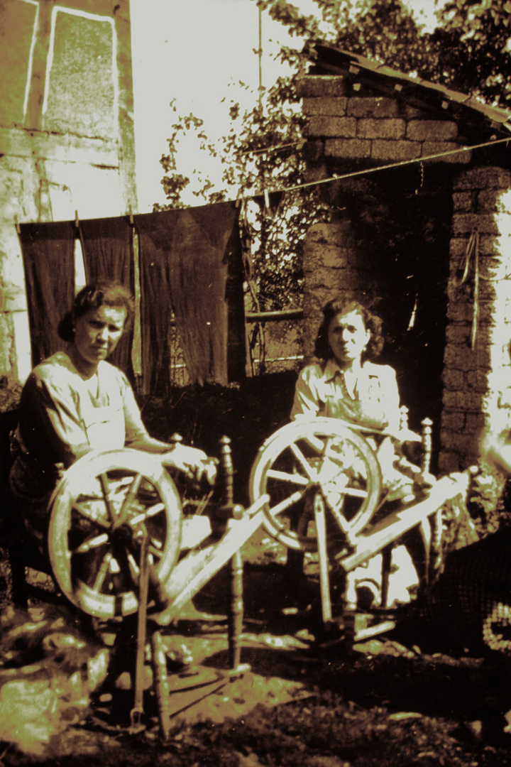 Um 1930: Frauen spinnen die Wolle ihrer Schafe