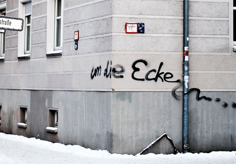 UM DIE ECKE...