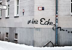 UM DIE ECKE...