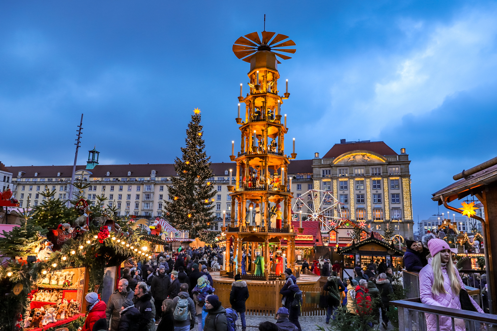 Um die große Pyramide