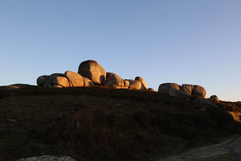 Um silêncio de pedras...