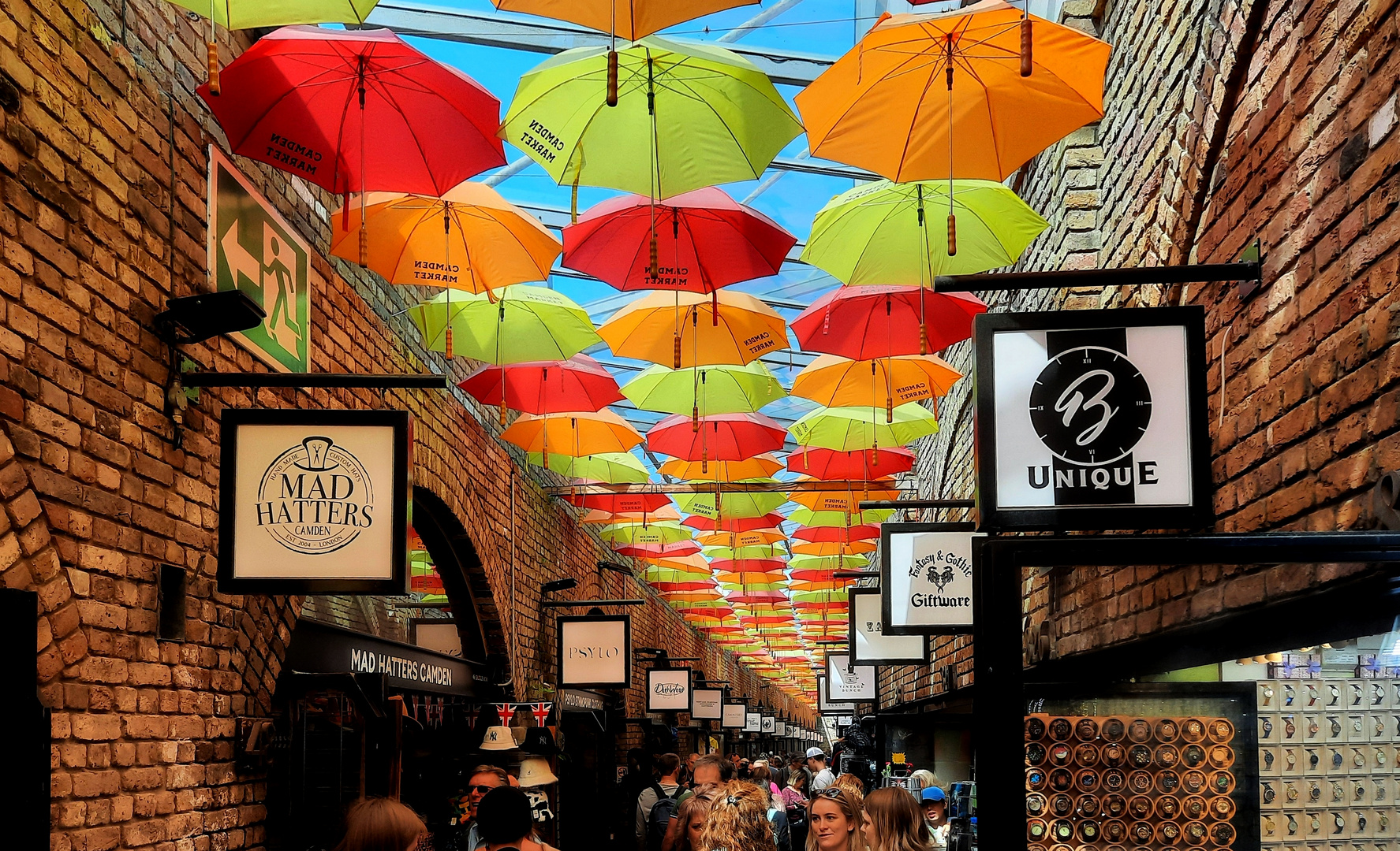 Umbrellas im Camden Maket London Foto & Bild fotos, city, london Bilder auf