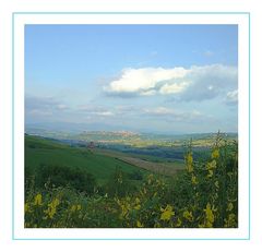 Umbrische Landschaft mit Orvieto im Hintergrund