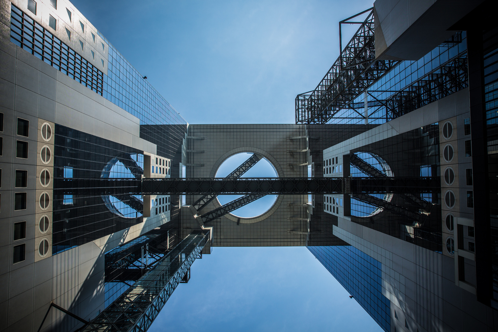 Umeda Sky Building von unten.