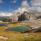 Umgeben von bizarren Felsgestalten liegen die Bödenseen in den Sextener Dolomiten.