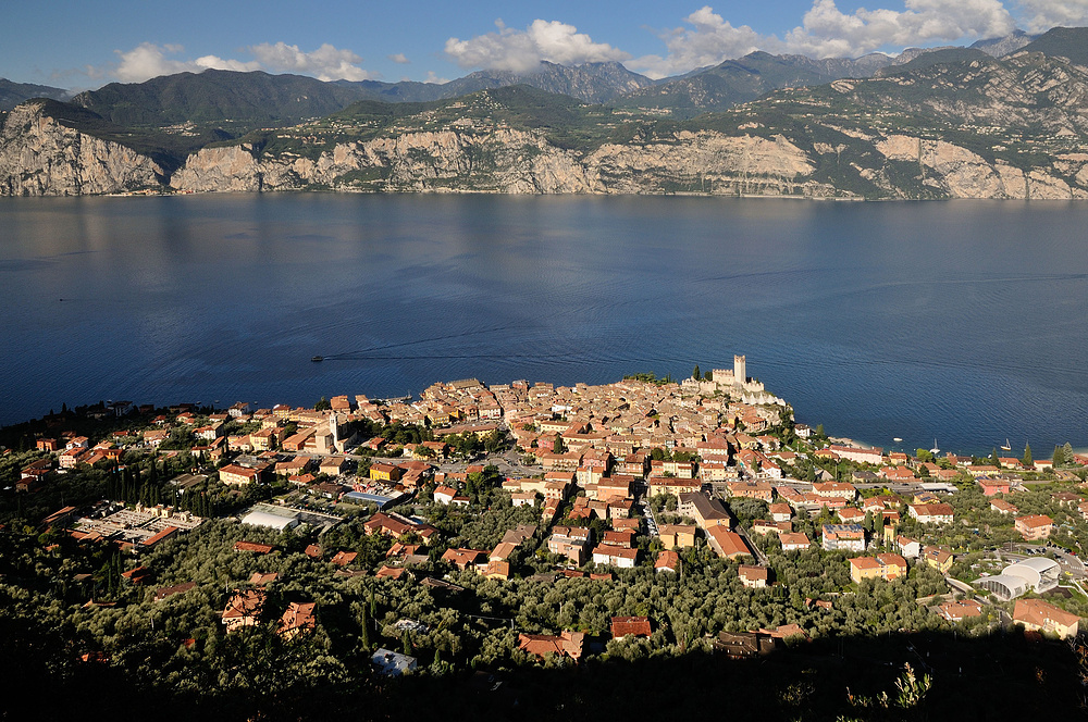 Umgeben von Olivenbäumen erwacht Malcesine (Veneto, Italien), Malcesine ist...