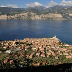 Umgeben von Olivenbäumen erwacht Malcesine (Veneto, Italien), Malcesine ist...