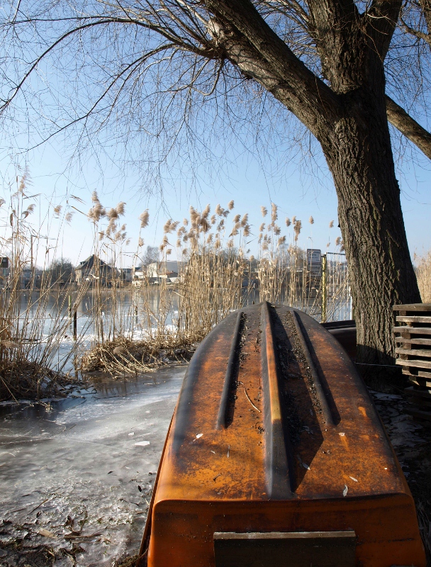 Umgedrehtes Boot an der Havel im Winter