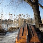 Umgedrehtes Boot an der Havel im Winter