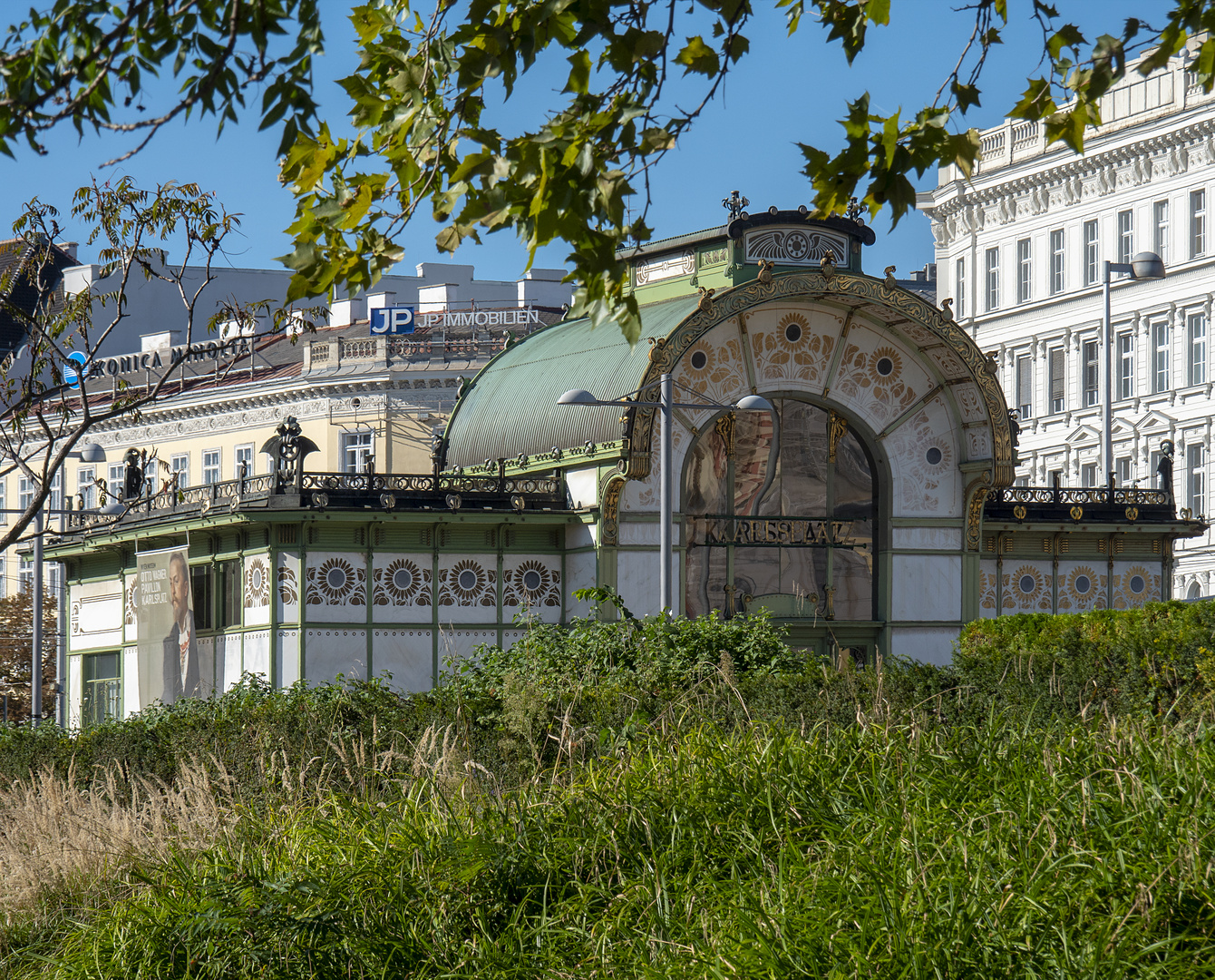 umgrünter pavillon