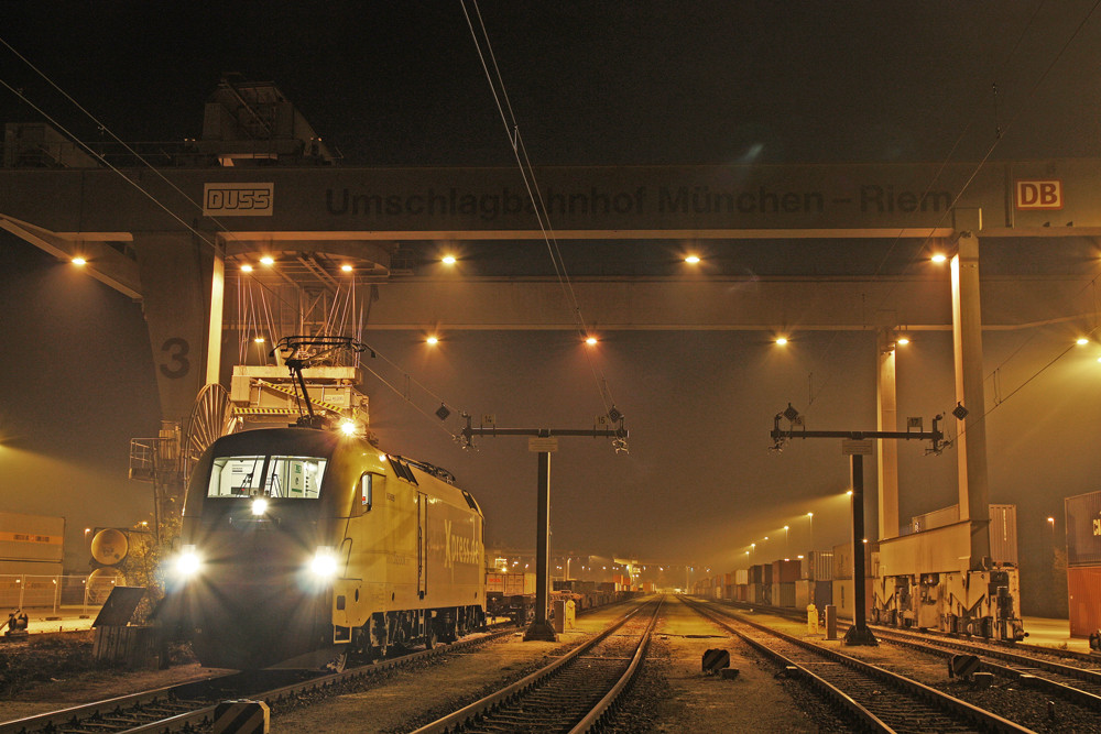 Umschlagbahnhof München Riem bei Nacht