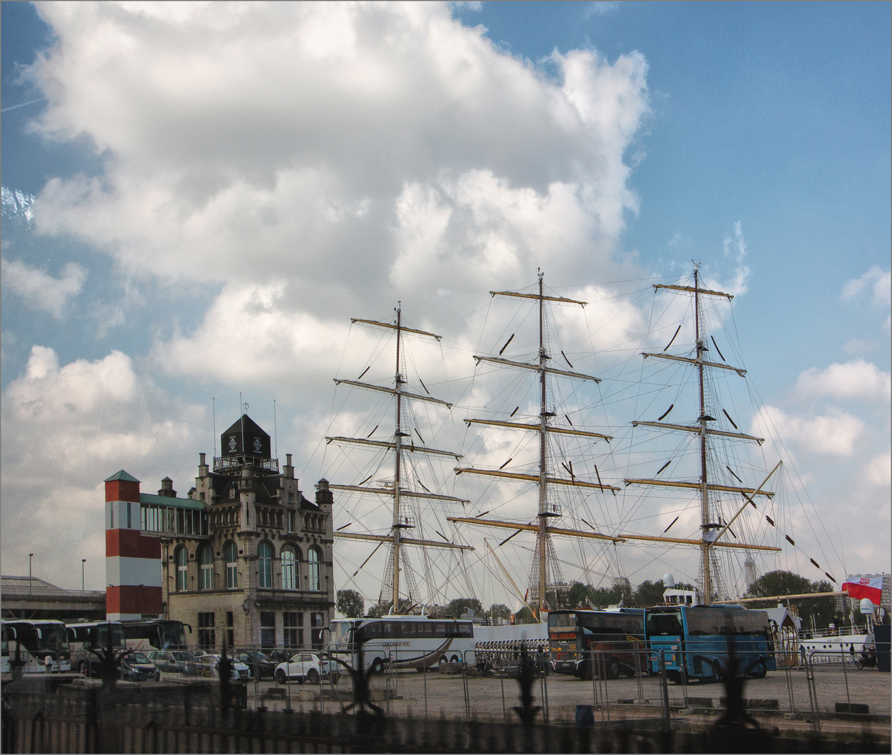 Umsteigen in eines der Segelschiffe?