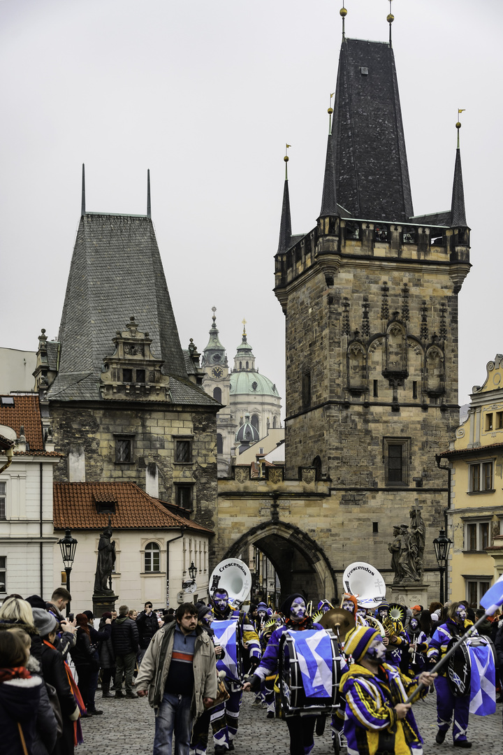 Umzug auf der Karlsbrücke