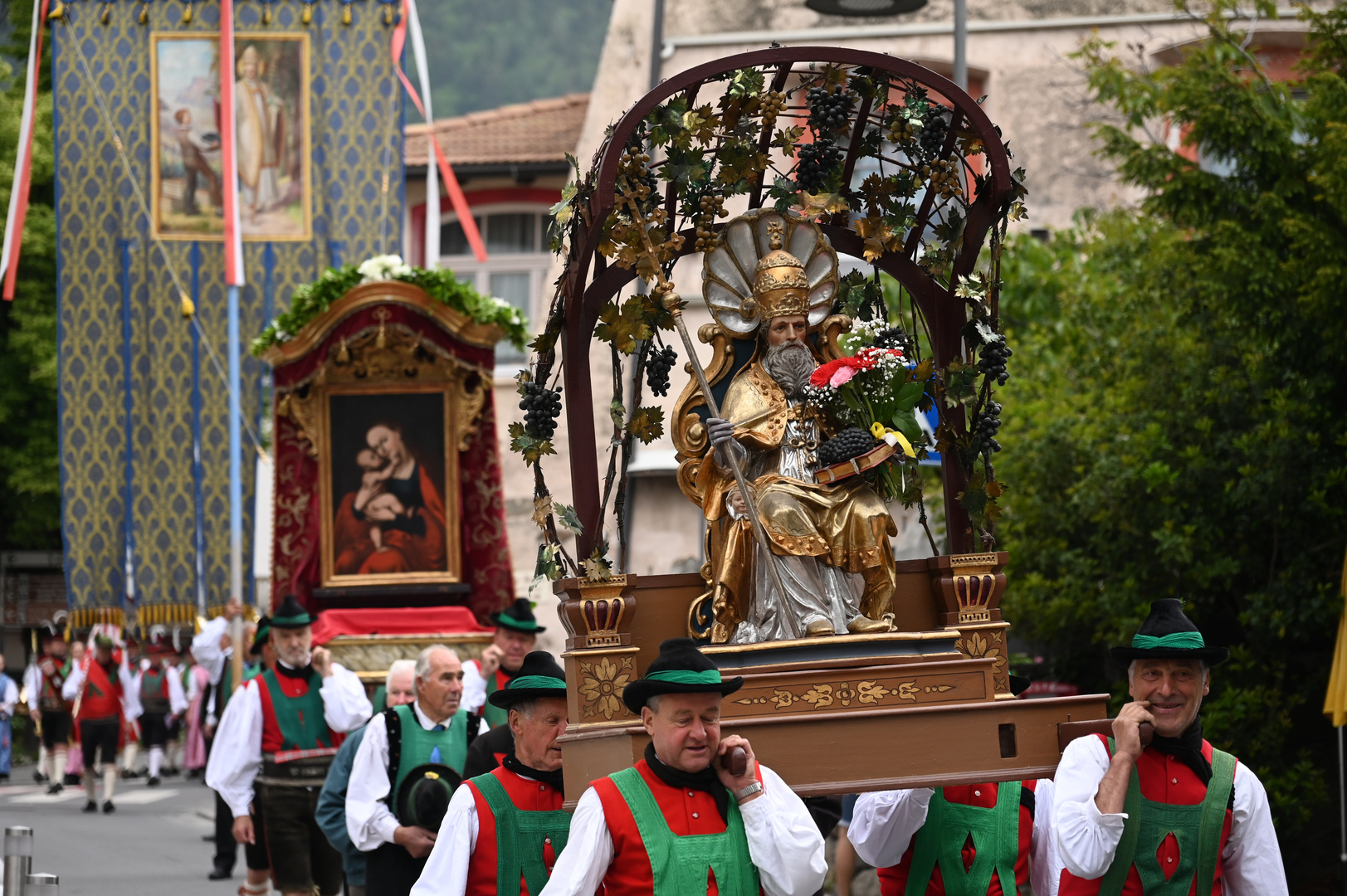 Umzug in Dorf Tirol (Südtirol)