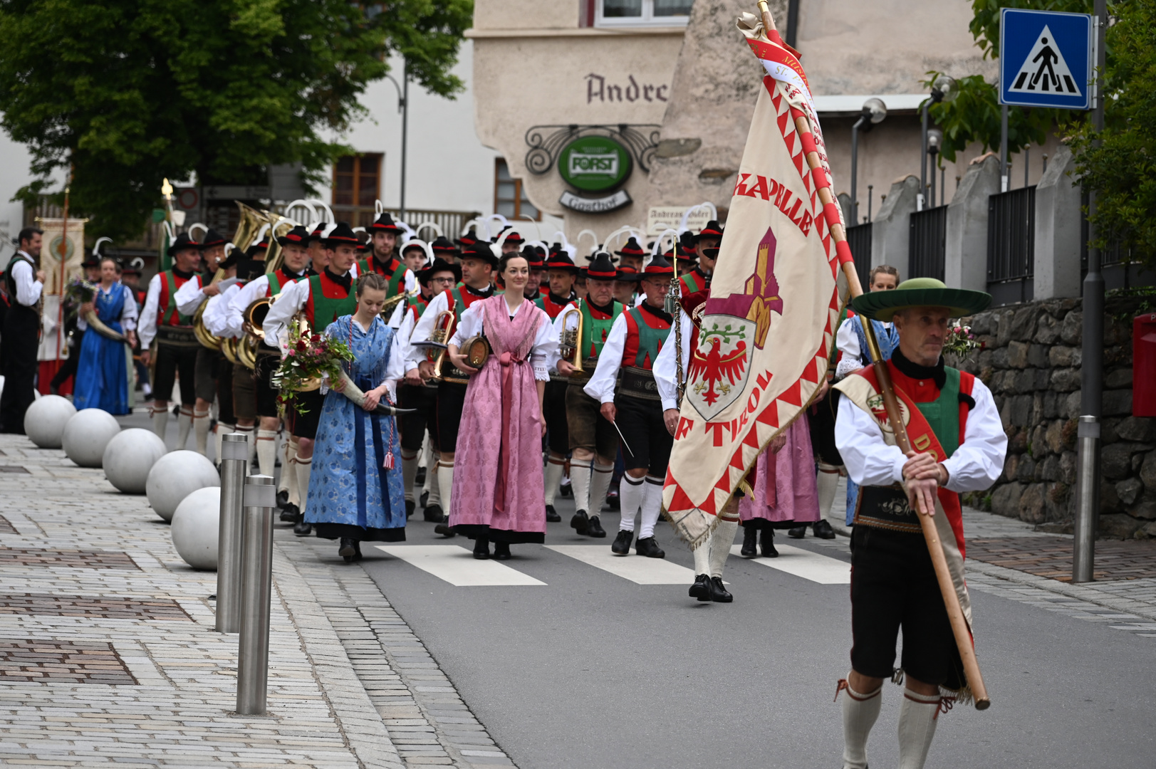 Umzug in Dorf Tirol (Südtirol)