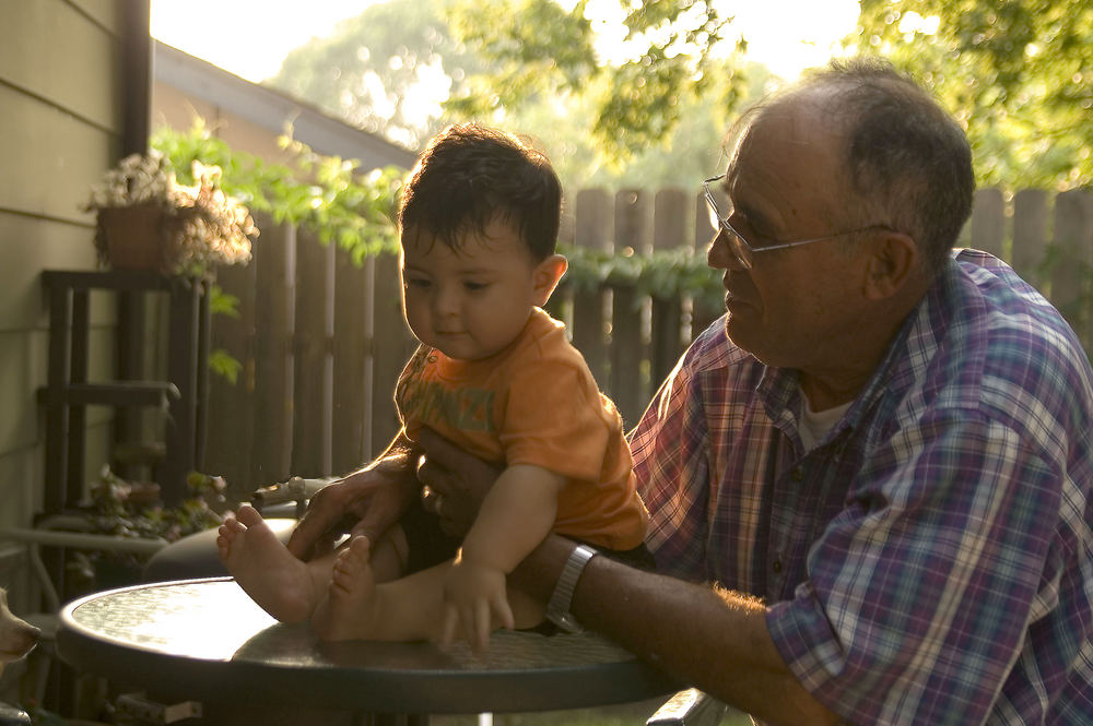 Un abuelo y su nieto,..