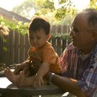 Un abuelo y su nieto,..