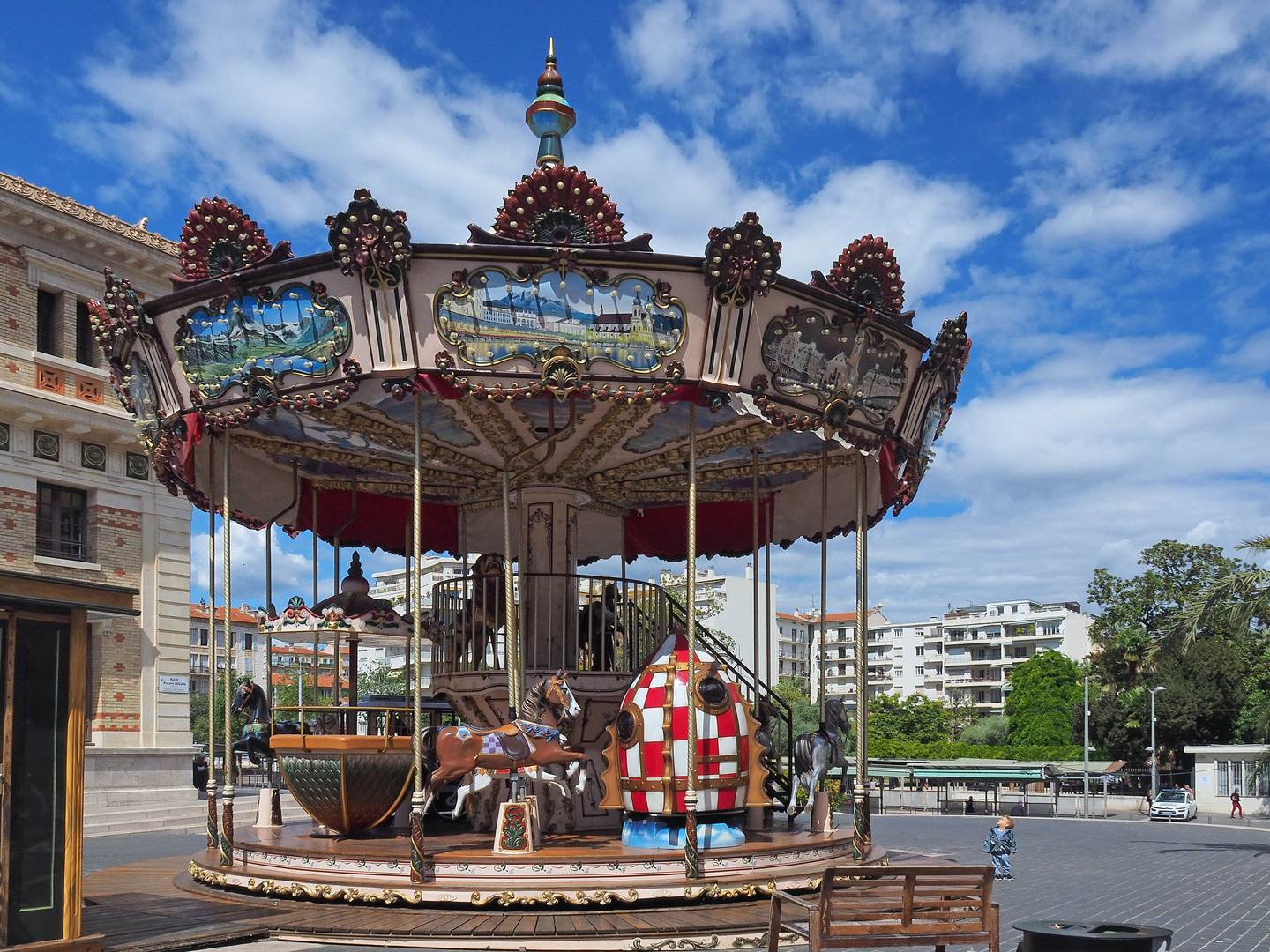 Un adminrateur pour un manège  -  Place de la Gare du Sud, Nice