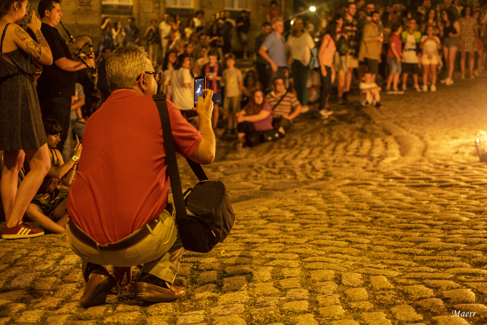 Un amigo haciendo fotos a la hoguera.