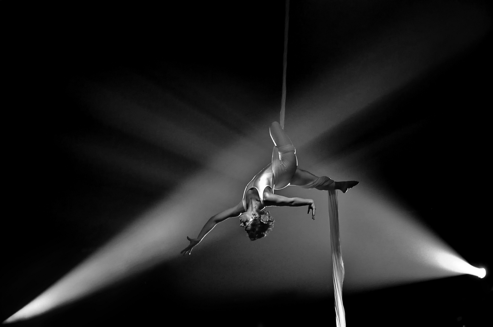 UN ANGE DANS LE NOIR DU CIRQUE