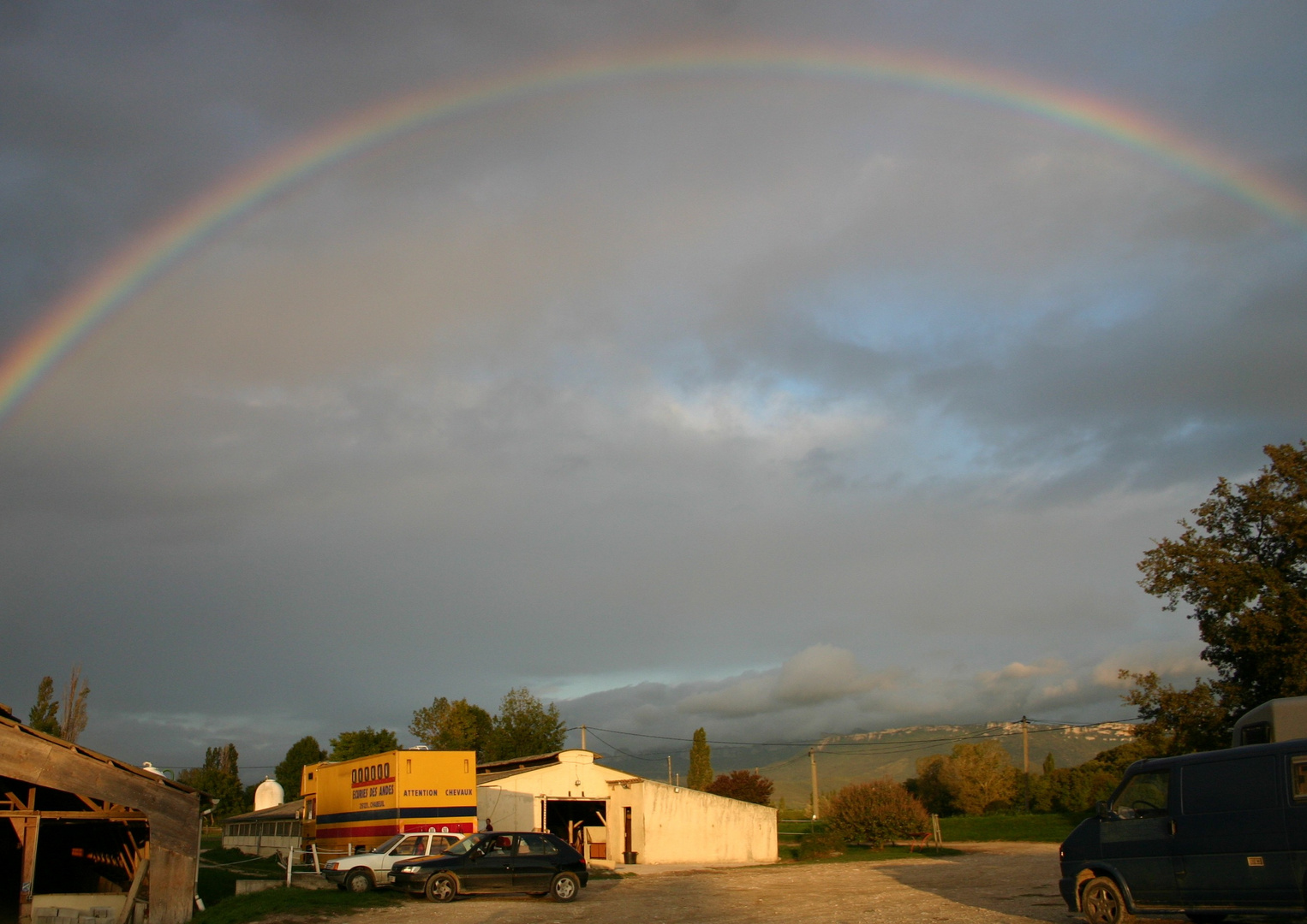 Un Arc en ciel, sur les écuries.