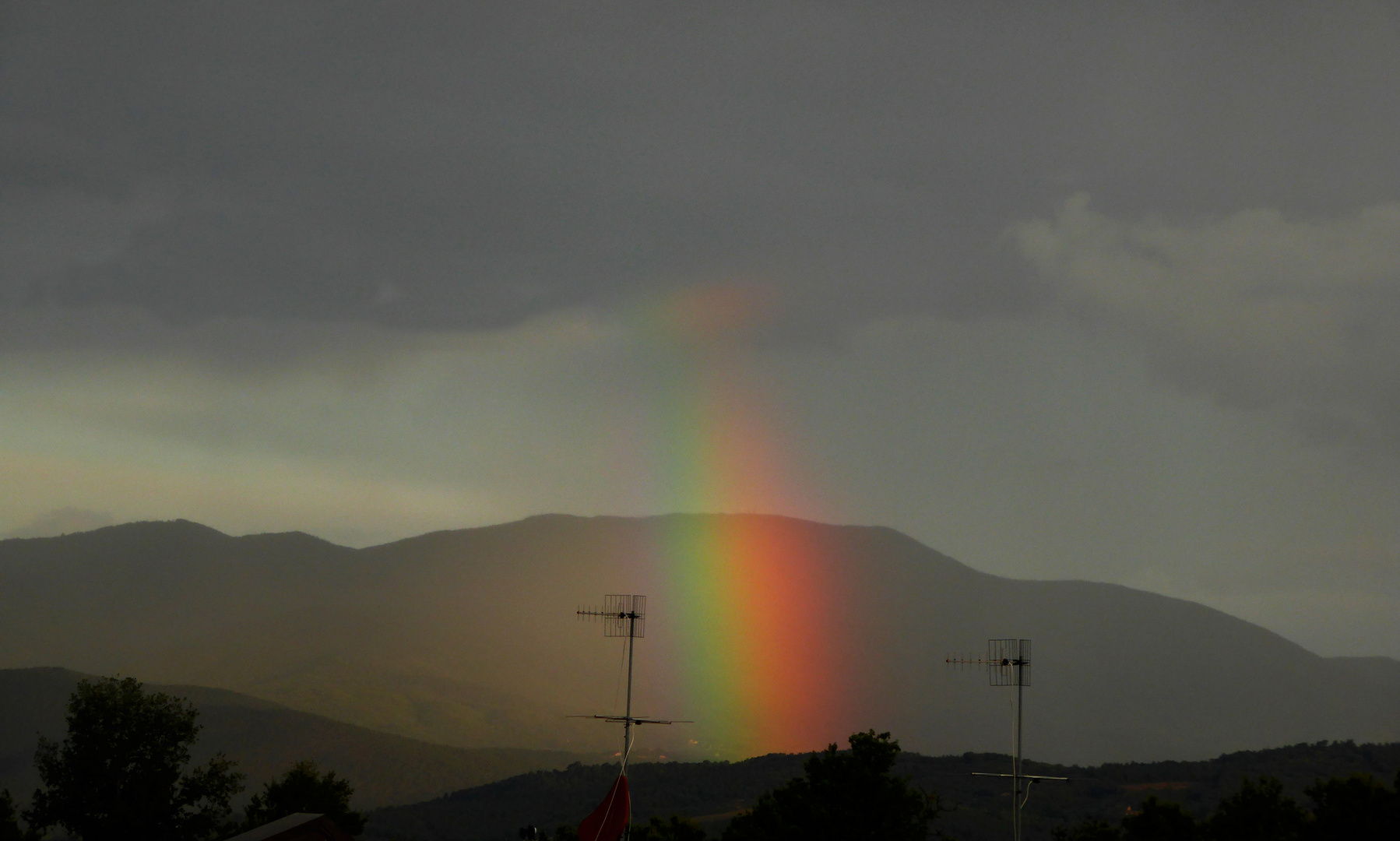 Un arcobaleno si tuffa tra le nuvole....