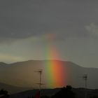 Un arcobaleno si tuffa tra le nuvole....