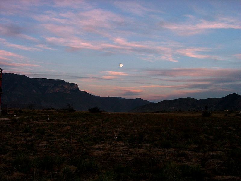 UN ATARDECER A LA LUZ DE LA LUNA