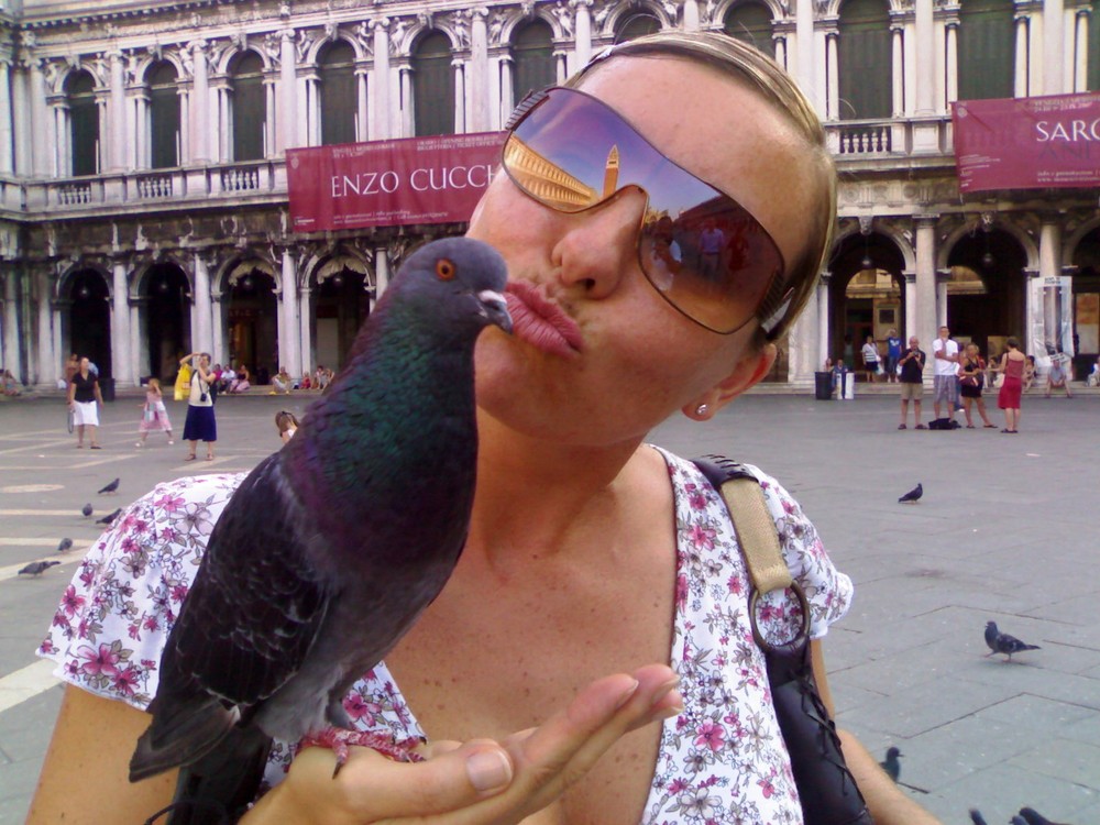 Un bacio rubato in piazza.....