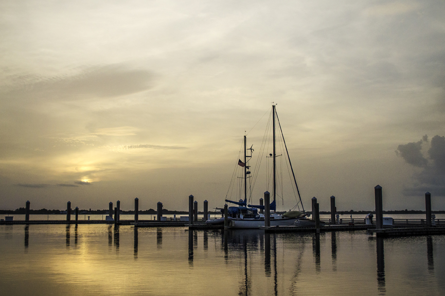 Un barco en el atardecer