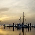 Un barco en el atardecer