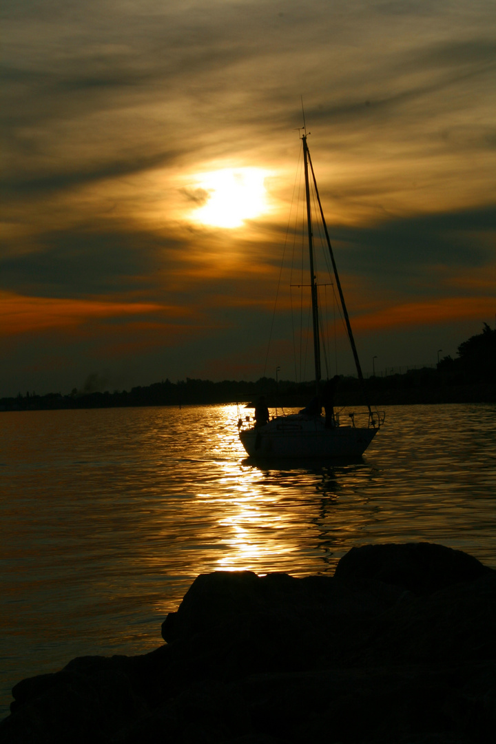 Un bateau à la mer