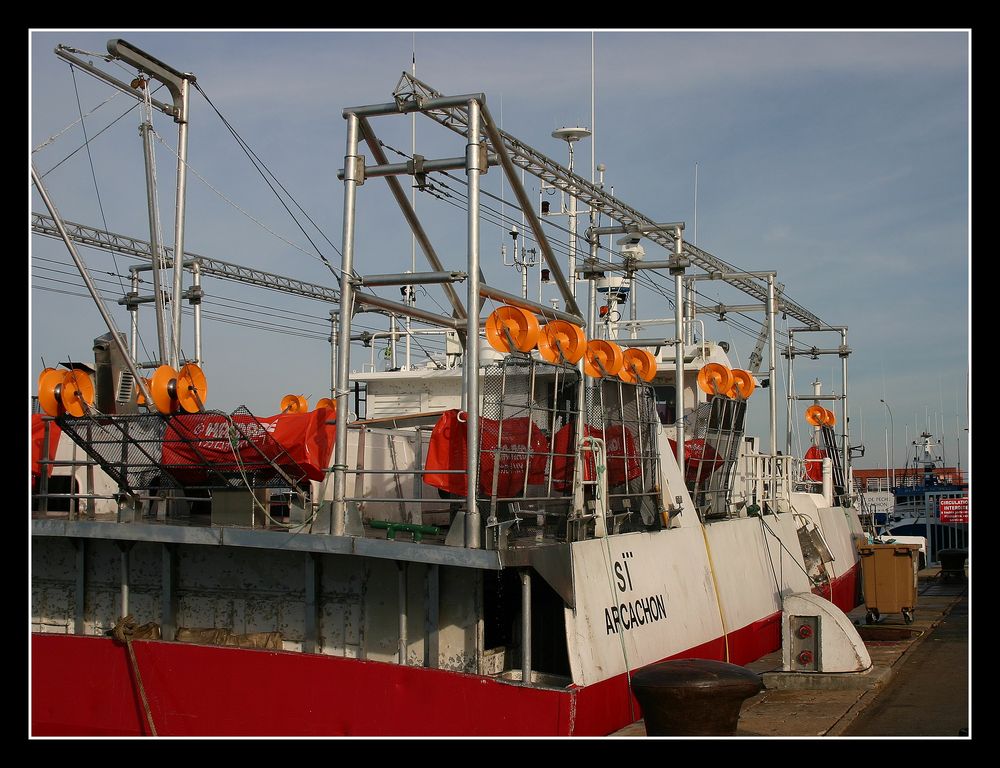 " Un bateau armé pour la pêche aux encornets (guillers) "