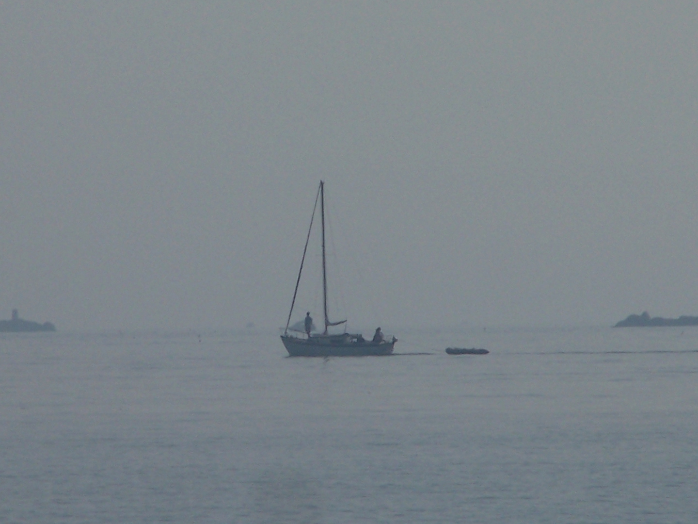 Un bateau dans la brume matinale