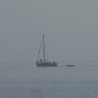 Un bateau dans la brume matinale