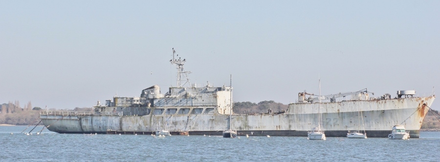 Un bateau militaire dans la rade de .Lorient